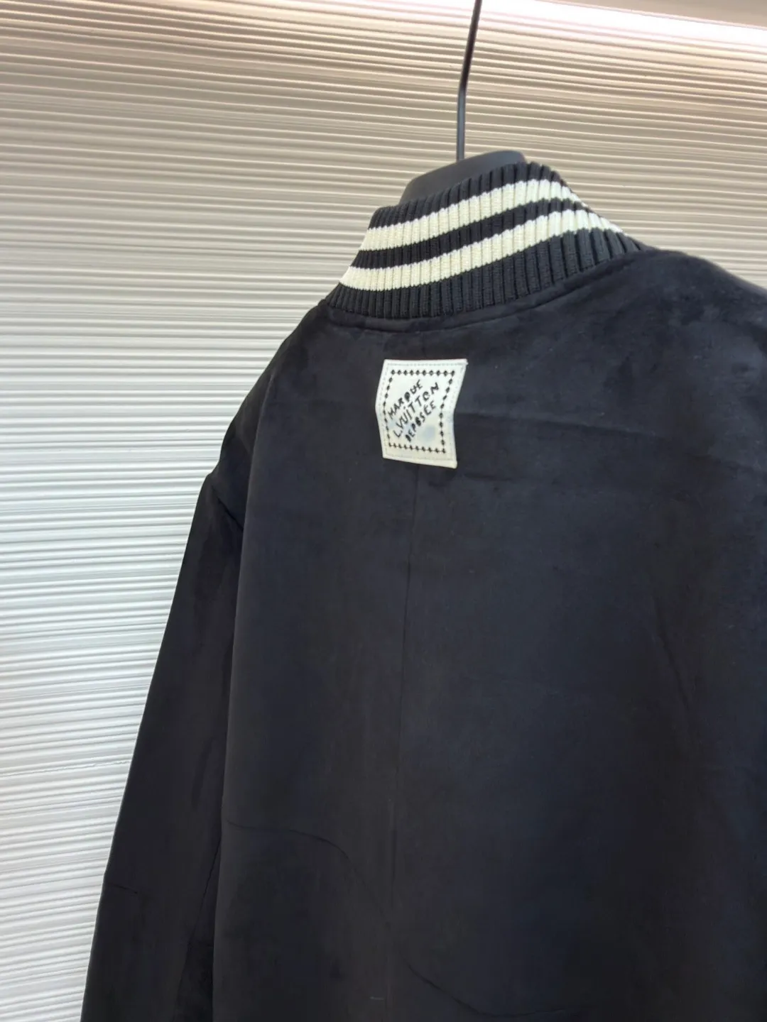 LOUISVUITTON hot-drilled suede sheepskin jacket ●Original version: 50500 purchase and development ●Item number: 1680857-B70 ●Fabric: sheepskin fabric ●Technology: hot-drilled production ●Version: fitted version ●Weight: about 1135 grams ●Size: 46-48-50-52 ●Description: Carefully crafted from custom-made suede black sheepskin imported from Australia, with rhinestones and leather embroidery on the chest, black and white contrasting thread design on the collar, cuffs, and hem, and a snap placket. It can be matched with bottoms of the same season to create a fashionable look, and can be used in various occasions. Customized accessories. The overall wiring is straight and delicate, the fabric is comfortable and soft, and the color is consistent without color difference. It can be matched with the same style to create a fashionable look and control various occasions. Customized accessories, complete with three standards, same style for men and women!